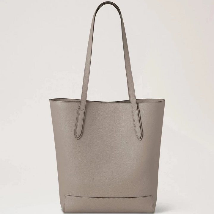 Mulberry A4 North South Shopper Small Classic Grain Cashmere Taupe toont een elegante shopper in taupekleurig leer. ModelHH9846205F924