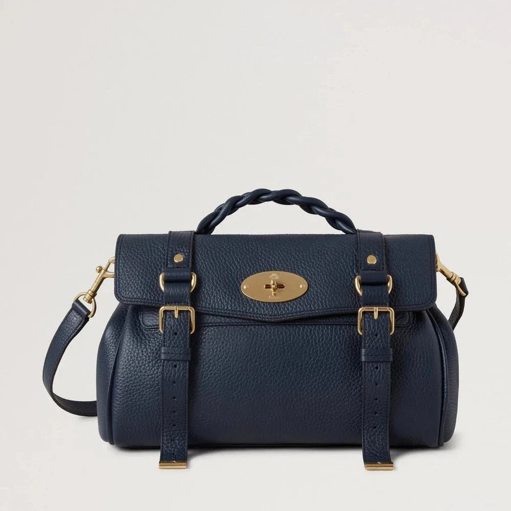 Mulberry Alexa Heavy Grain Night Sky toont een marineblauwe leren tas met gouden details, model HH6746/736U888