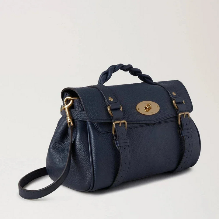 Mulberry Alexa Heavy Grain Night Sky toont tas in donkerblauw leer met gevlochten handvat en gouden gespen. ModelHH6746/736U888