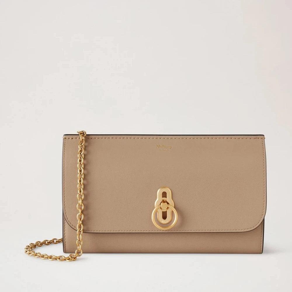 Mulberry Amberley Clutch Micro Classic Grain Maple, beige clutch van glad leer met gouden ketting en gesp, model RL7867587E631.