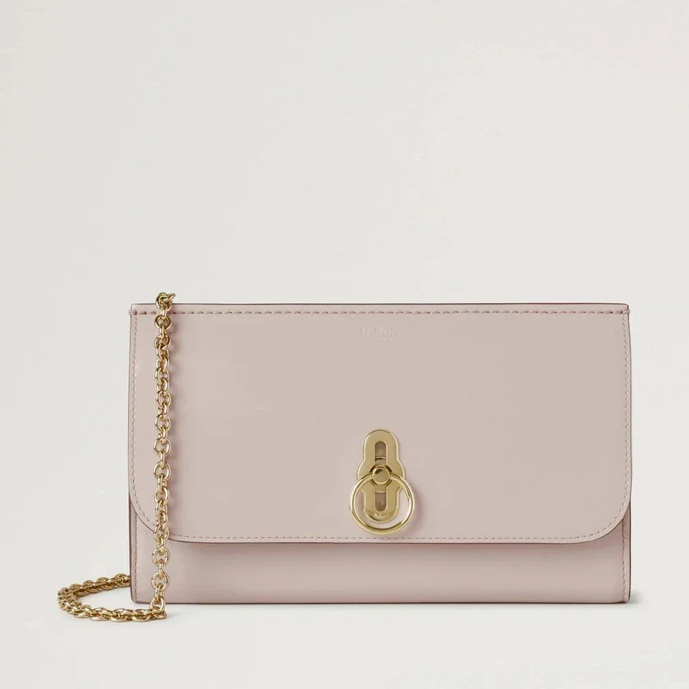 Mulberry Amberley Clutch Blossom Pink Soft Patent geeft een elegante uitstraling met glanzend roze leer en gouden ketting. ModelRL8800710J002
