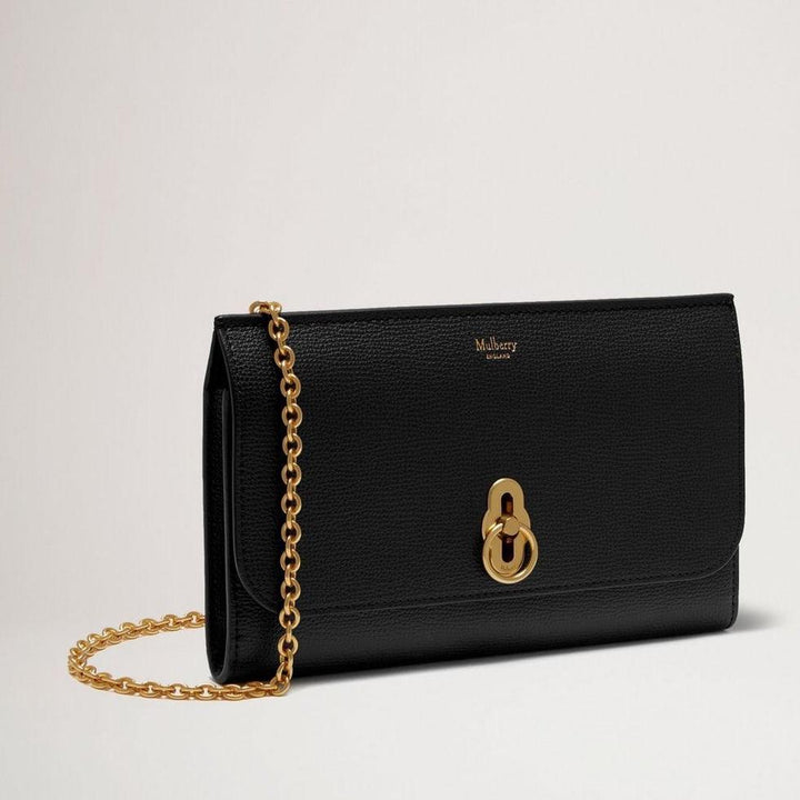 Mulberry Amberley Clutch Small Classic Grain Black toont een elegante zwarte clutch van reliëfleer met gouden ketting en sluiting, model rl6090205a100.