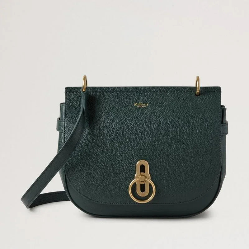 Mulberry Amberley Satchel Klein Klassiek Korrel Mulberry Groen toont een klein groen schoudertasje van leer met een gouden sluiting. Modelhh9799205q633