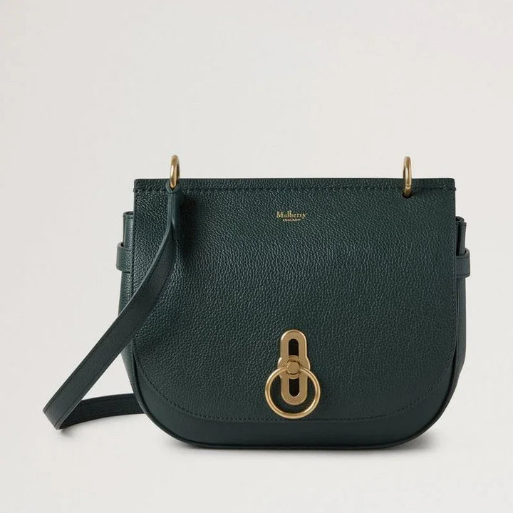 Mulberry Amberley Satchel Klein Klassiek Korrel Mulberry Groen toont een klein groen schoudertasje van leer met een gouden sluiting. Modelhh9799205q633