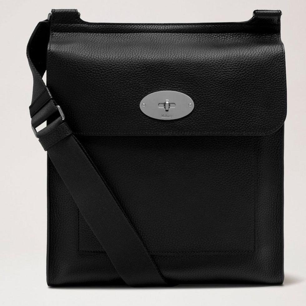 Mulberry Antony Messenger N Small Classic Grain in zwart leer, vooraanzicht met verstelbare riem. ModelHH8606205A100