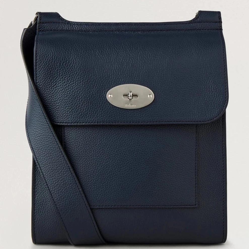 Mulberry Antony Small Classic Grain Night Sky toont een donkerblauwe leren tas met klep en zilveren gesp. ModelHH9364205U888