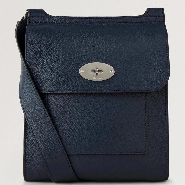 Mulberry Antony Small Classic Grain Night Sky toont een donkerblauwe leren tas met klep en zilveren gesp. ModelHH9364205U888