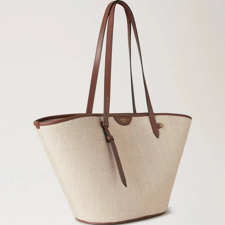 Mulberry Basket Tote Palma Leaf Oak toont een ruime geweven tas van natuurlijk palmblad en bruin leer. ModelHH9796000G110.