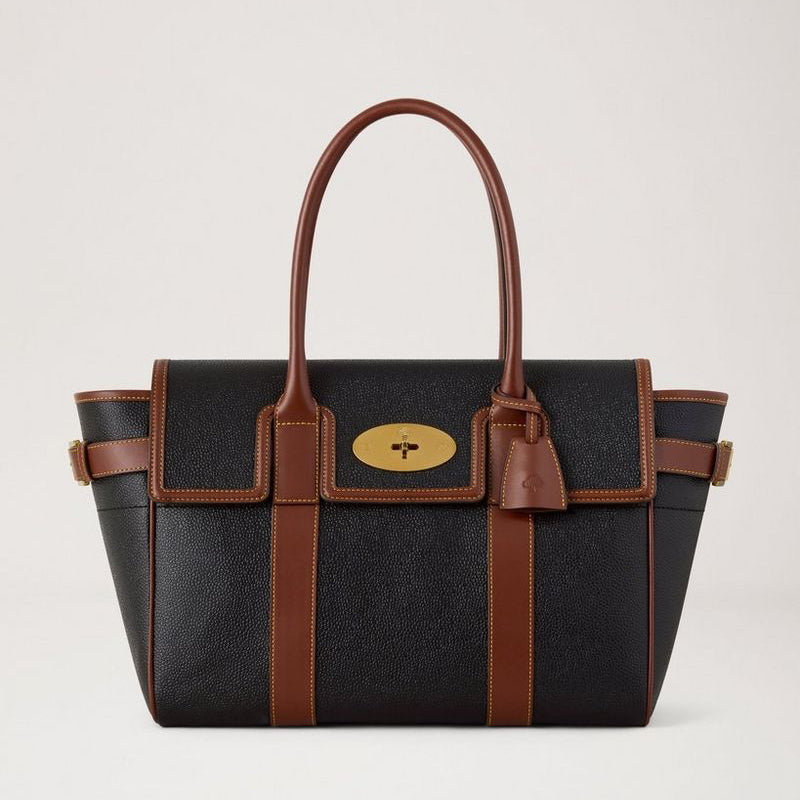 Mulberry Bayswater Zwart en Cognac Bio-based Scotchgrain toont een ruime zwarte tas met bruine details. ModelHH0014127A340