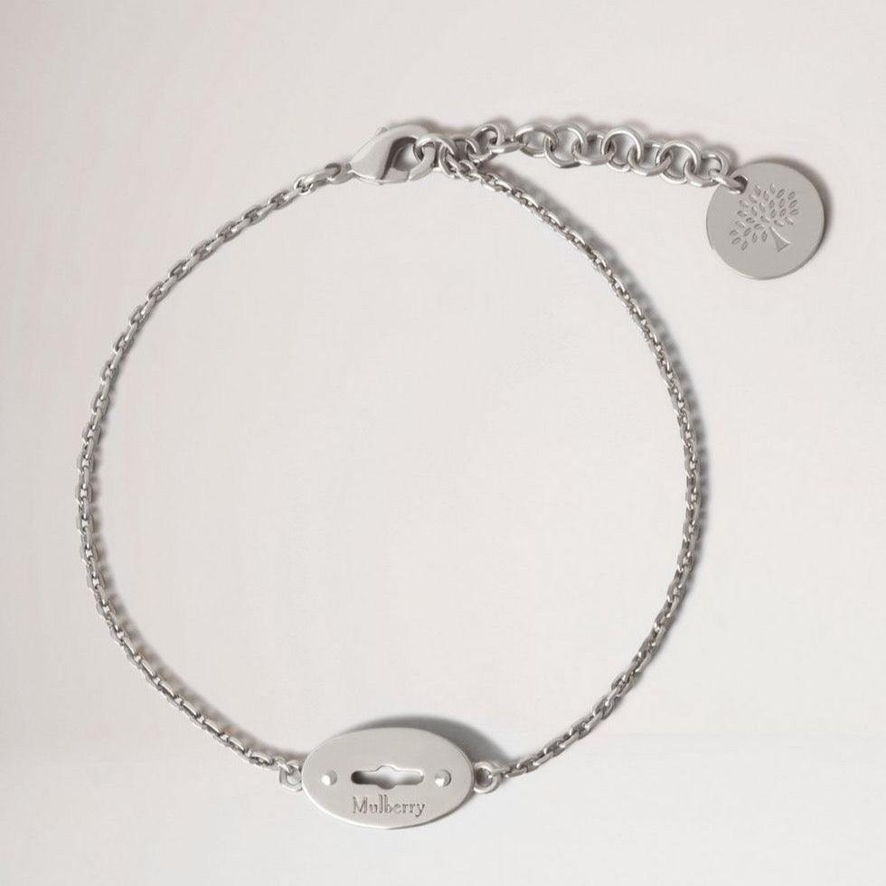 Mulberry Bayswater Armband Sterling Silver toont een elegante, zilverkleurige armband met logo hanger. Modelqb2397000d130-001-1