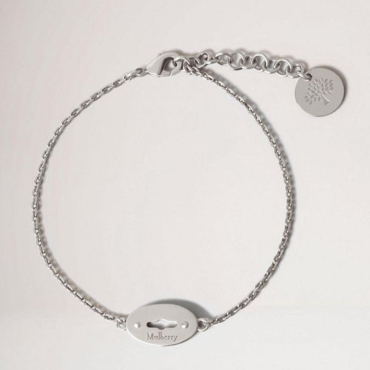 Mulberry Bayswater Armband Sterling Silver toont een elegante, zilverkleurige armband met logo hanger. Modelqb2397000d130-001-1