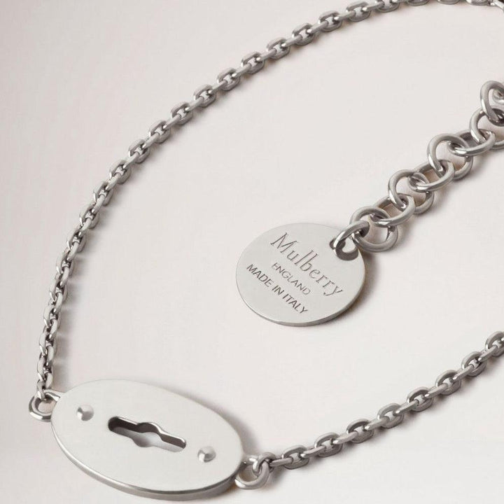 Mulberry Bayswater Armband Sterling Zilver toont een zilveren armband met een ronde schijf, Model QB2397000D130