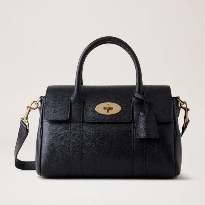 Mulberry Bayswater Satchel Black Small Classic Grain toont een elegante zwartleren handtas met gouden hardware. ModelHH9216205A100.