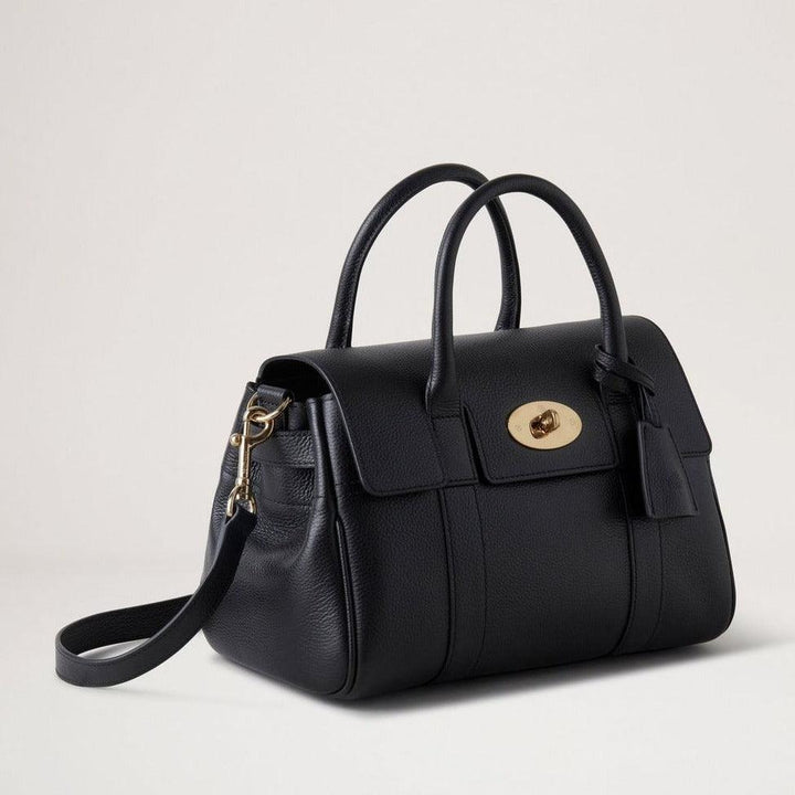 Mulberry Bayswater Satchel Black Small Classic Grain toont een zwart leren tas met gouden gesp en schouderband. ModelHH9216205A100