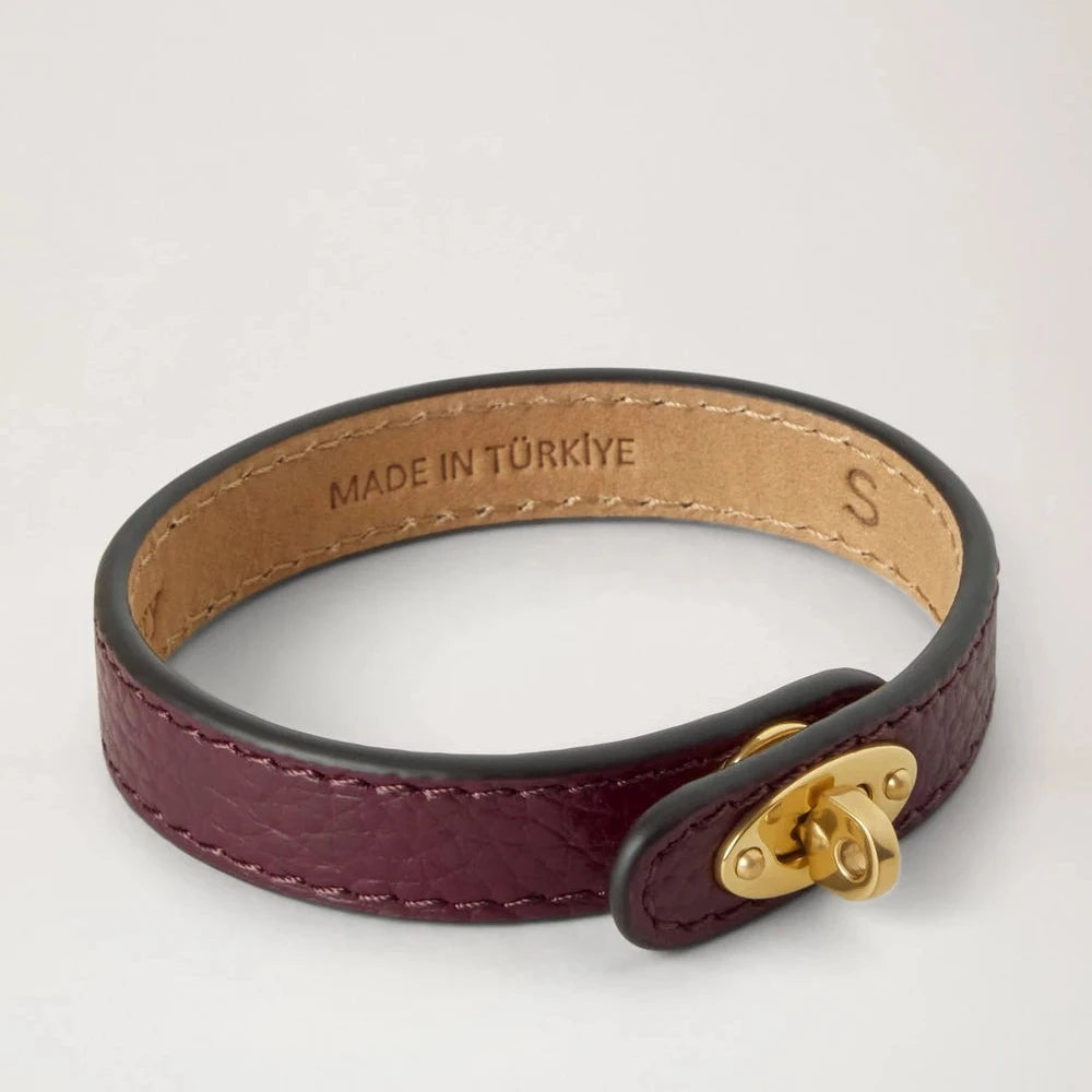 Mulberry Bayswater Dunne armband Black Cherry van donkerrood leer met gouden gesp, vanaf de zijkant gezien. ModelQB2390205K560