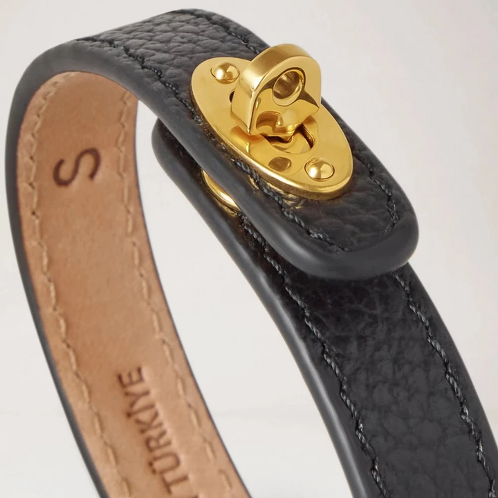 Mulberry Bayswater Dunne leren armband, zwart leren armband met gouden sluiting, detail. ModelQB2390205A100-001