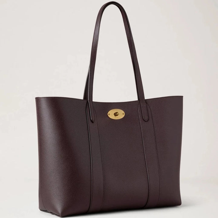 Mulberry Bayswater Tote Ebony Small Classic Grain is een donkerbruine leren tas met een goudkleurige sluiting. ModelHH5727205A110