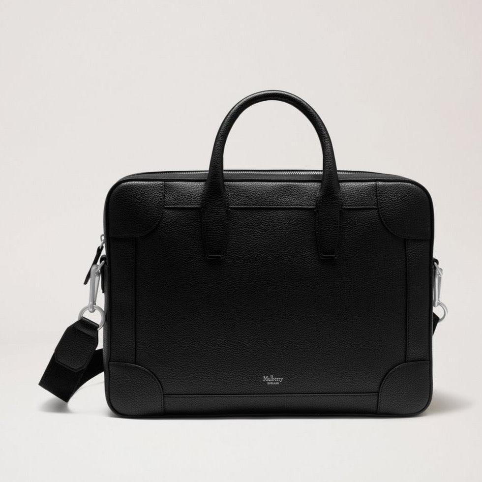 Mulberry Belgrave Documenthouder voor één document Small Classic Grain Black toont een elegante documenthouder van zwart gestructureerd leer met schouderband. Modelhh4356205a100