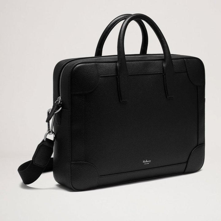 Mulberry Belgrave Enkele Documenthouder Small Classic Grain Zwart toont een elegante zwart lederen documenthouder met schouderband. Modelhh4356205a100