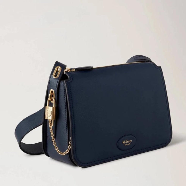 Mulberry Billie Night Sky Micro Classic Grain met gouden details en ritssluiting in donkerblauw leer. ModelHH9260587U888
