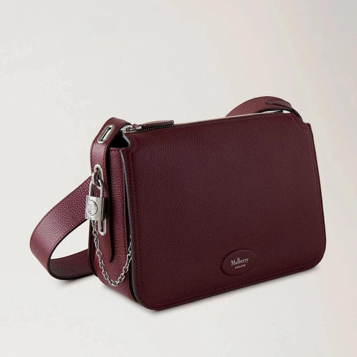 Mulberry Billie Small Classic Grain Black Cherry schoudertas in donkerrood leer met zilveren details. Modelhh8301205k560.