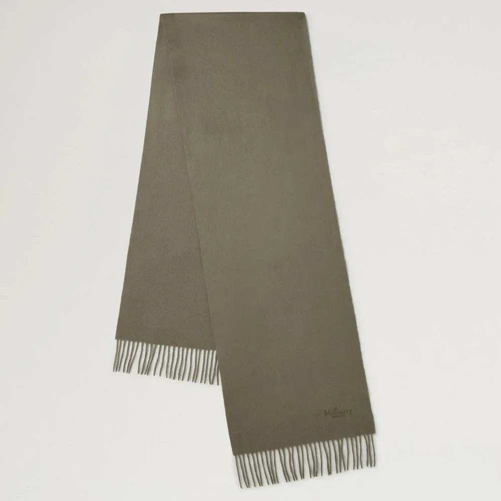 Mulberry Cashmere Sjaal Olive toont een olijfgroene cashmere sjaal met franjes. Model vs4460071q140.