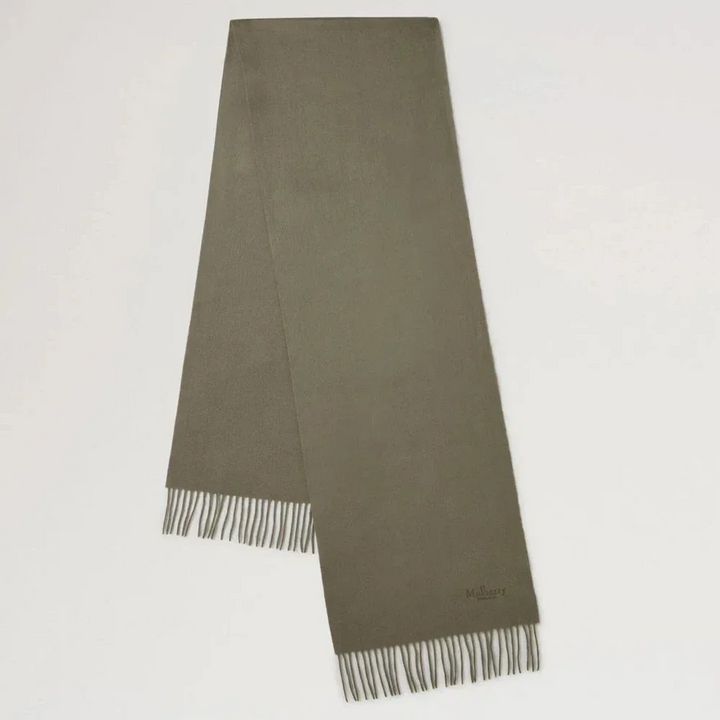 Mulberry Cashmere Sjaal Olive toont een olijfgroene cashmere sjaal met franjes. Model vs4460071q140.