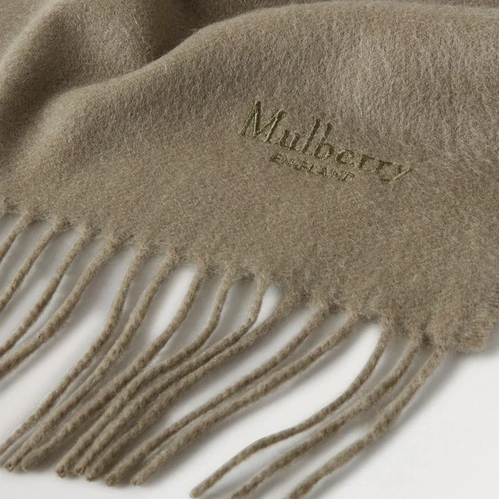 Mulberry Cashmere Sjaal olijf, zachte olijfgroene kasjmier sjaal met franjes en geborduurd logo. Model vs4460071q140