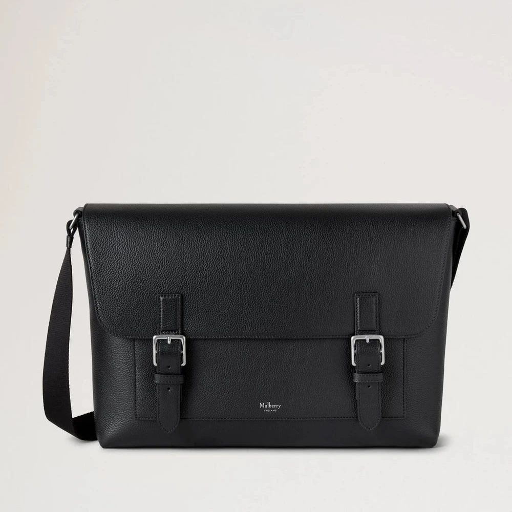 Mulberry Chiltern Crossbody Messenger Black Small Classic Grain, zwarte crossbodytas van leer met gespen aan de voorkant. ModelHH9785205A100