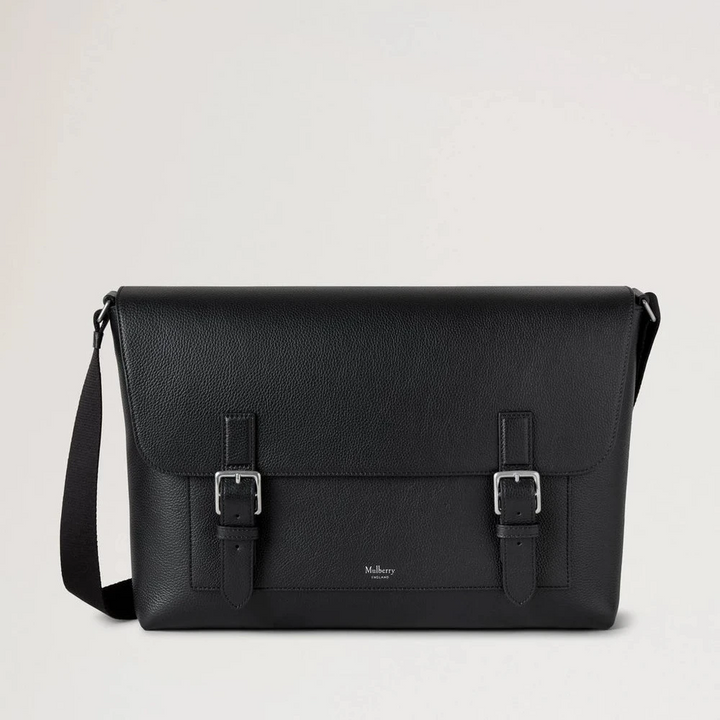 Mulberry Chiltern Crossbody Messenger Black Small Classic Grain, zwarte crossbodytas van leer met gespen aan de voorkant. ModelHH9785205A100