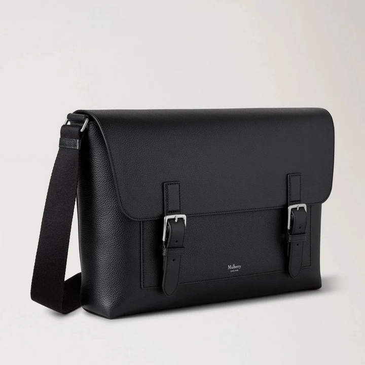 Mulberry Chiltern Crossbody Messenger Black Small Classic Grain toont een zwarte crossbody tas van generfd leer met gespen aan de voorkant. Modelhh9785205a100