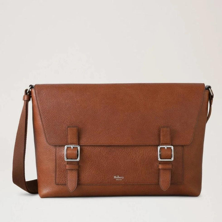 Mulberry Chiltern Crossbody Messenger-erfenis NVT met daarin een bruin leren schoudertas met zilveren gespen. ModelHH9374275G110.