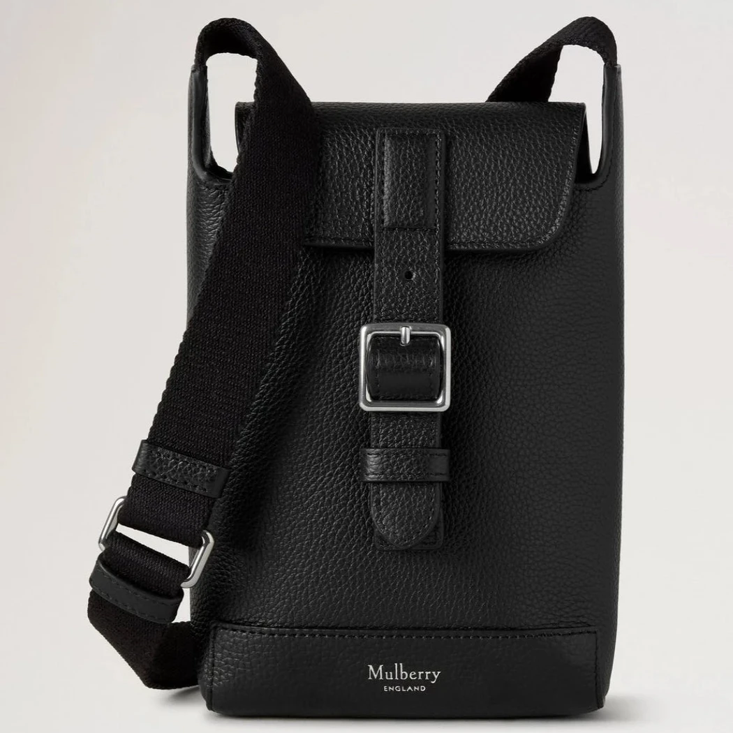 Mulberry Chiltern Phone Pouch Black Small Classic Grain, zwart mobiele-telefoonhoesje van leer met zilveren gesp en verstelbare riem. ModelRL8846205A100
