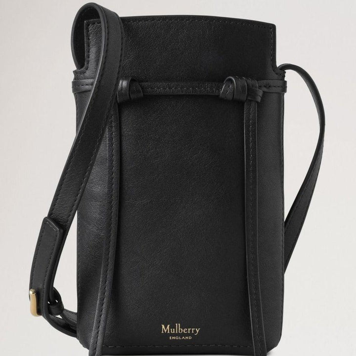 Mulberry Clovelly Telefoontasje Refined Flat Calf Black heeft een slanke zwartleren crossbody met gouden tekst, model RL8072635A100.