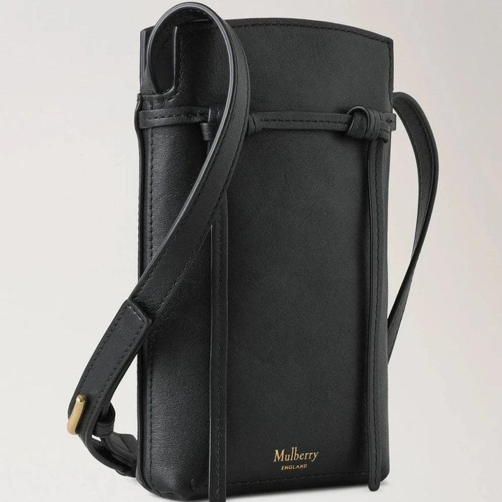 Mulberry Clovelly Phone Pouch Refined Flat Calf Black toont een elegant zwart, glad leren telefoonhoesje met verstelbare riem. ModelRL8072635A100.