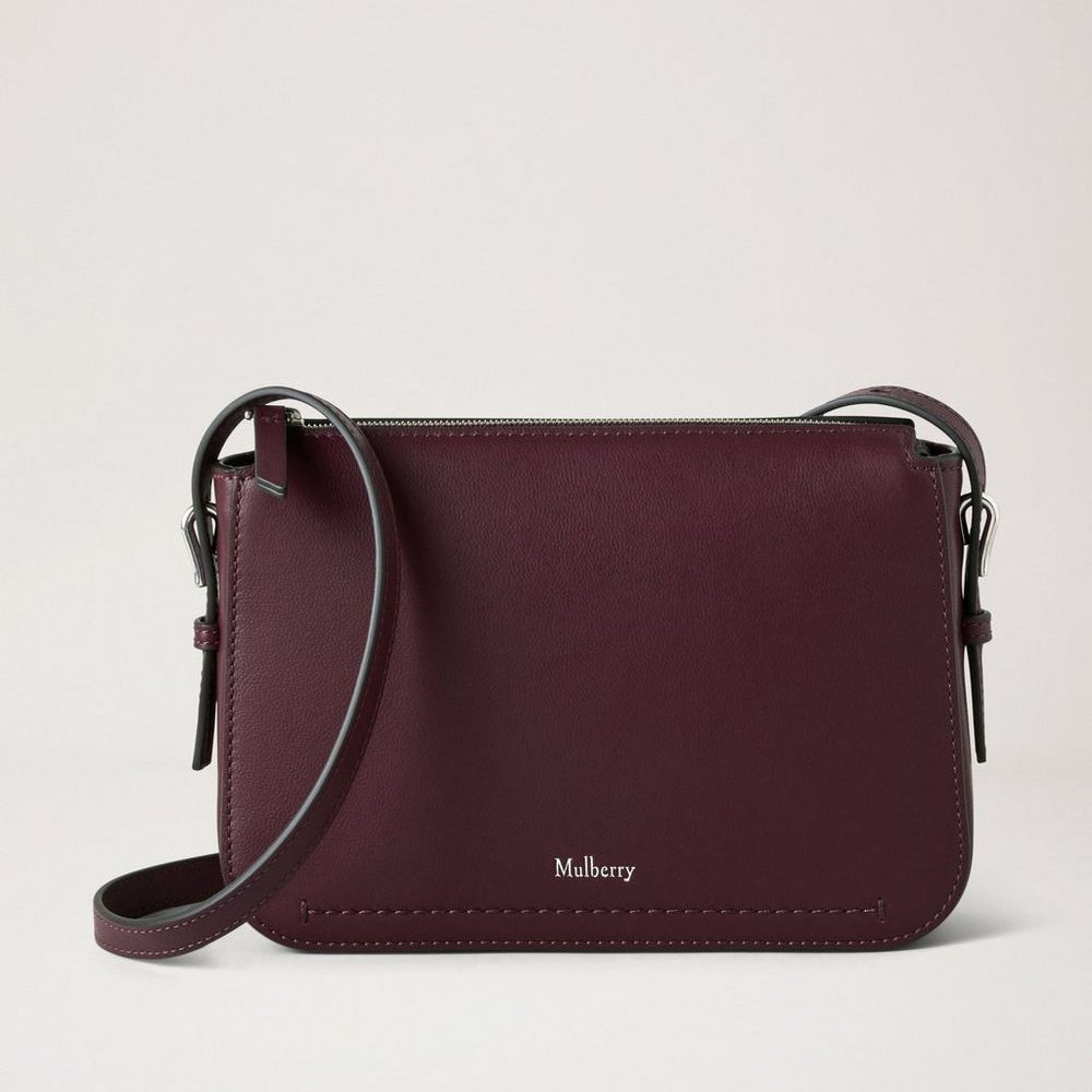 Mulberry Clovelly Pouch Black Cherry Micro Classic Grain toont een elegant donkerbruin leren etui met verstelbare riem. ModelRL8729587K560.
