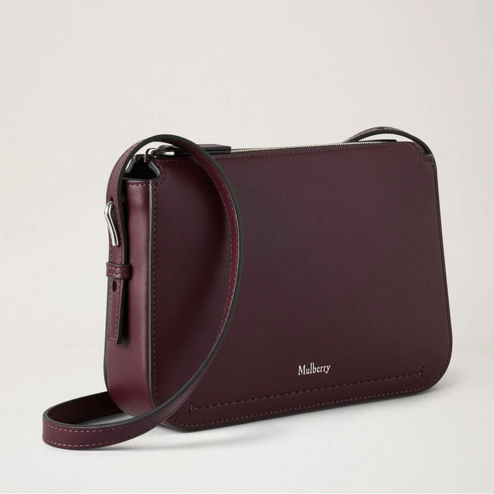 Mulberry Clovelly Pouch Black Cherry Micro Classic Grain toont een elegant donkerrood leren tasje met verstelbare riem. ModelRL8729587K560.