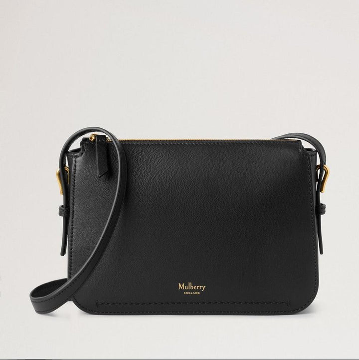 Mulberry Clovelly Pouch Micro Classic Grain Black toont een zwart leren clutch met gouden details. ModelRL8729587A100