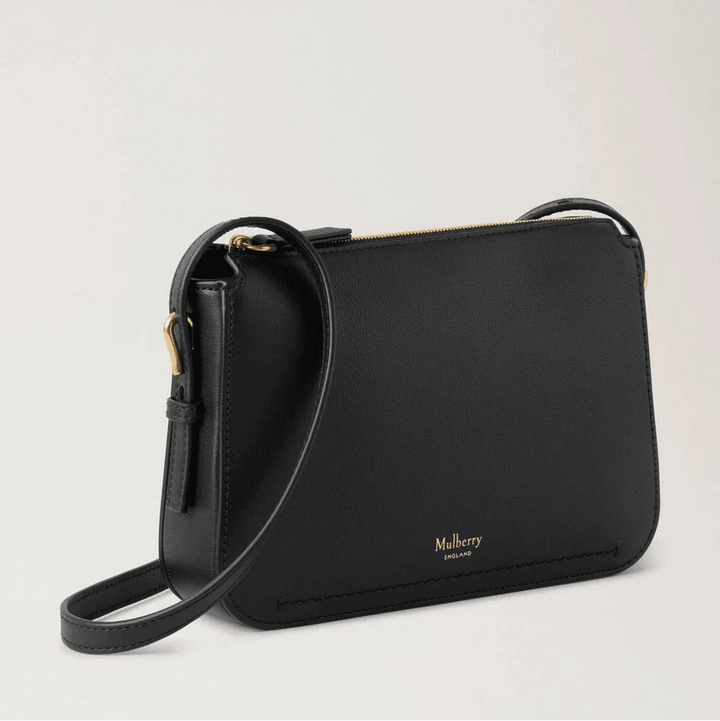 Mulberry Clovelly Pouch Micro Classic Grain Black toont een elegante zwart leren clutch met verstelbare riem, model RL8729587A100.