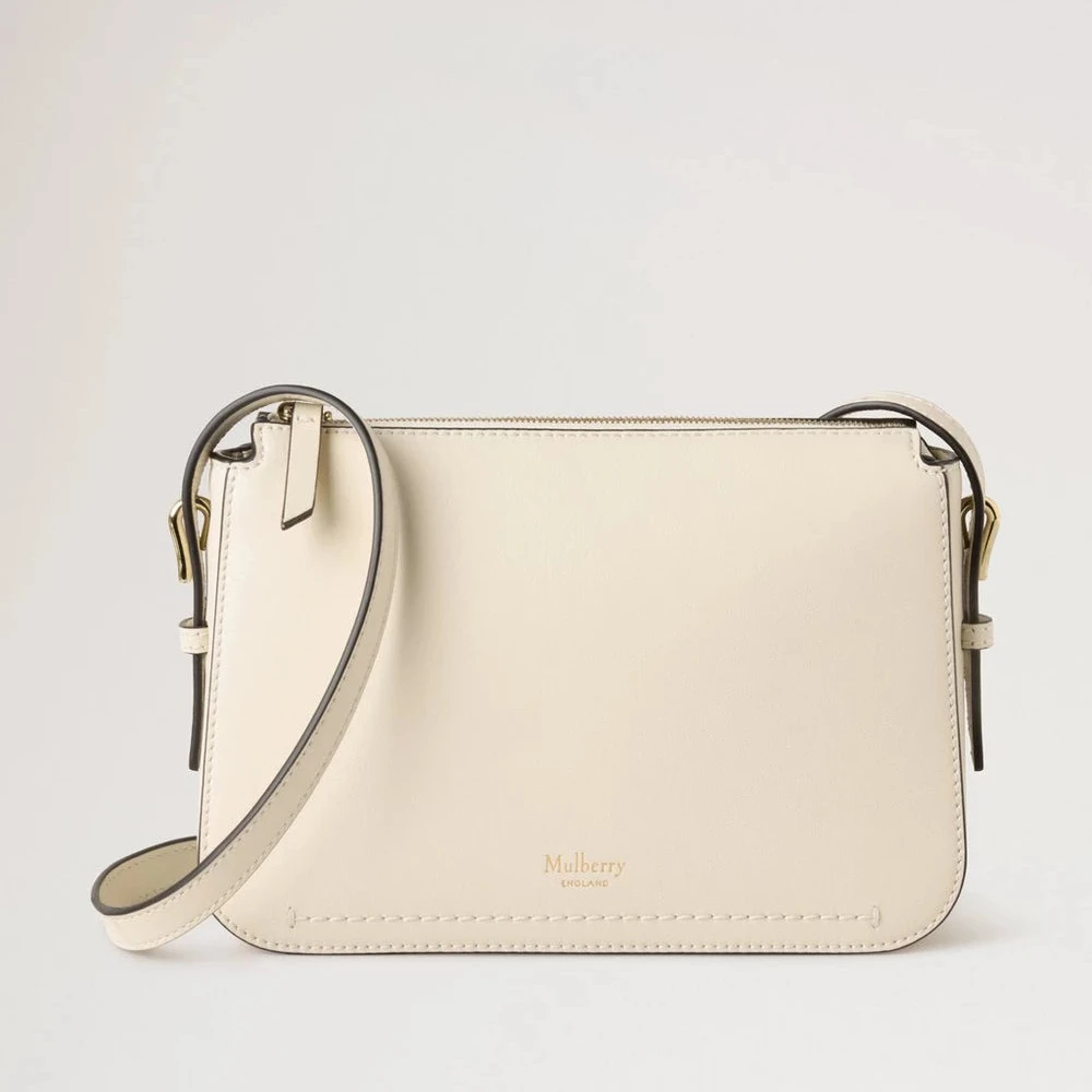 Mulberry Clovelly Pouch Micro Classic Grain Eggshell toont een kleine, lichte leren clutch met verstelbare riem. ModelRL8729587H687.