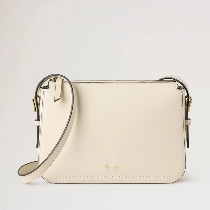 Mulberry Clovelly Pouch Micro Classic Grain Eggshell toont een kleine, lichte leren clutch met verstelbare riem. ModelRL8729587H687.