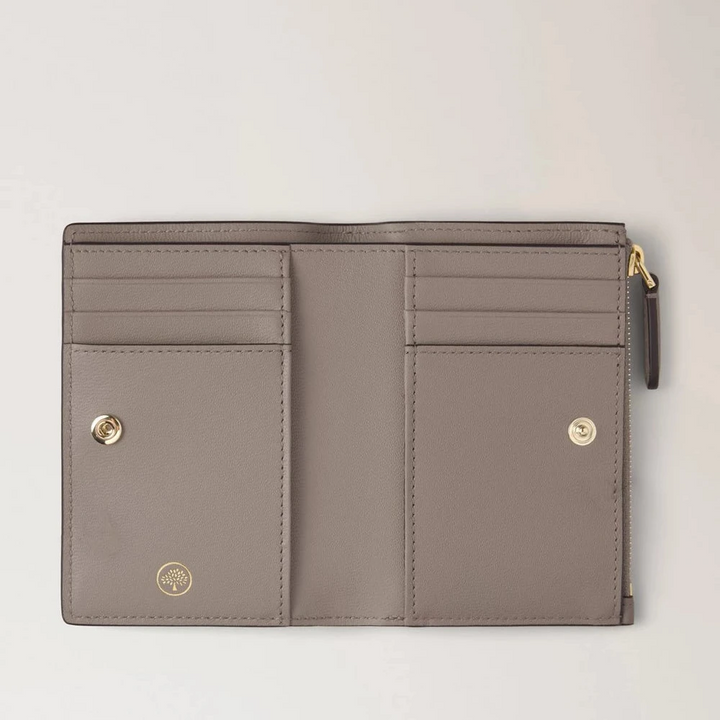 Mulberry Continental Bifold portemonnee met ritssluiting van kasjmier taupe leer, open met vakken en kaartsleuven. ModelRL8045205F924