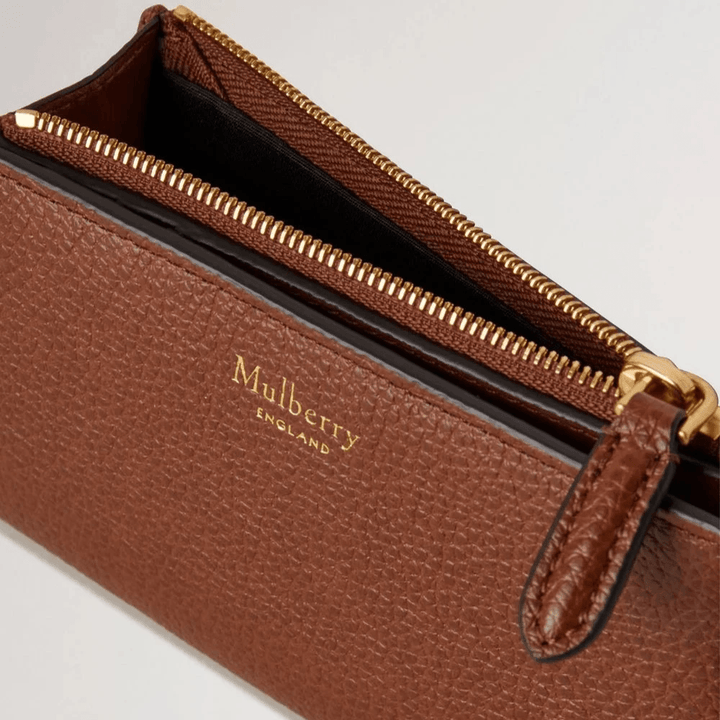 Mulberry Continental Bifold Portemonnee met Rits Eiken Tweekleurig Klein Klassiek Grain van dichtbij gezien, bruinleren portemonnee met gouden details. ModelRL8282552G110.