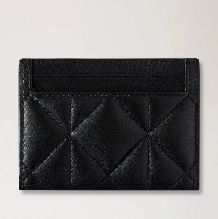 Mulberry Credit Card Slip Black Quilting toont een zwart leren kaarthouder met gewatteerd patroon. ModelRL8898676A100