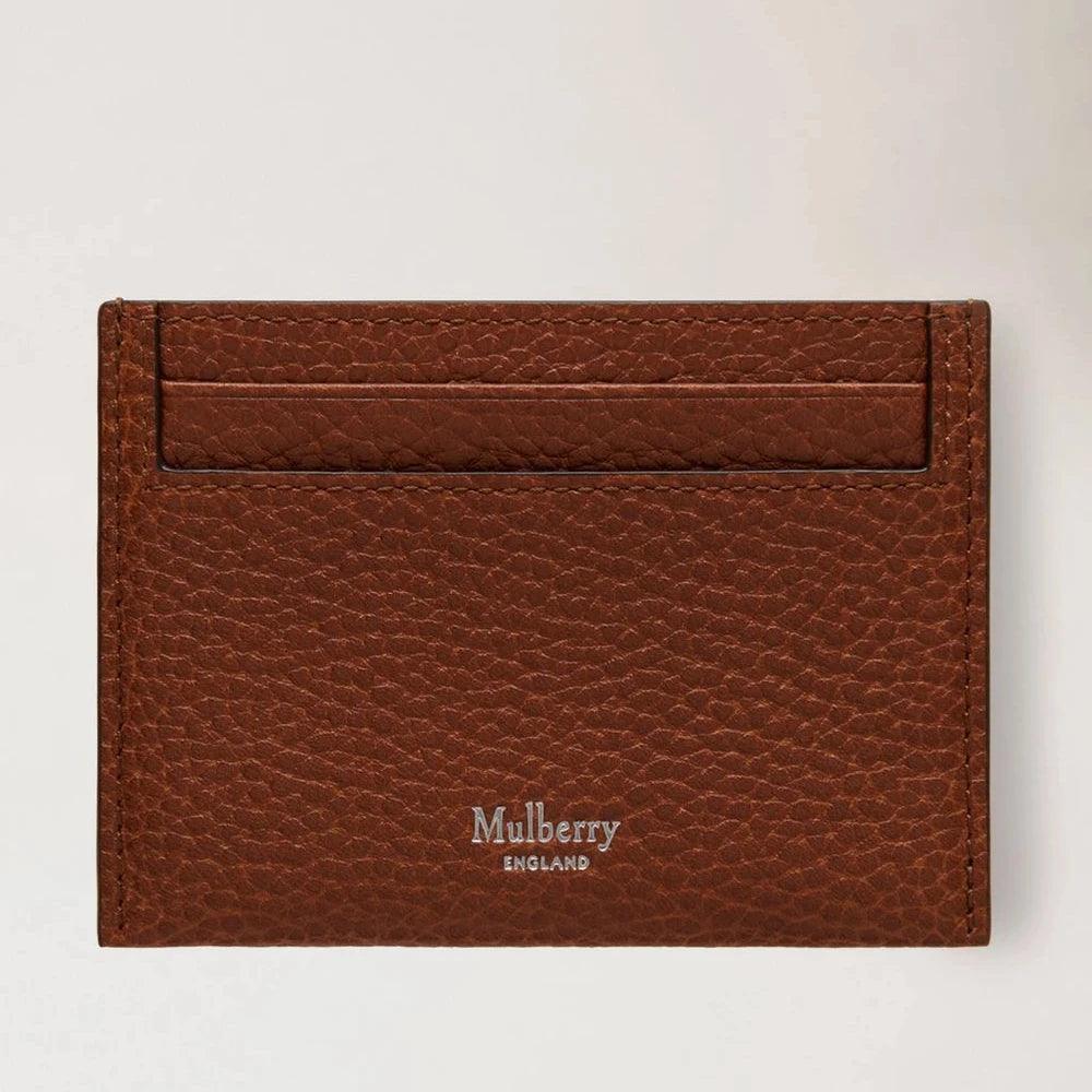 Mulberry Credit Card Slip Oak Small Classic Grain toont een bruine kaarthouder van reliëfleer. ModelRL7422552G110