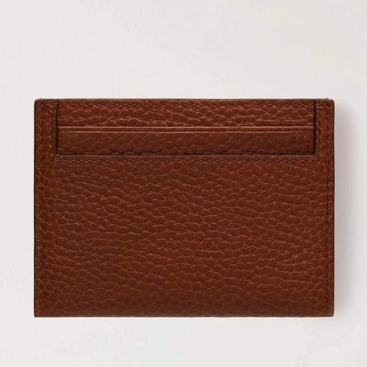 Mulberry Credit Card Slip Oak Small Classic Grain toont de voorkant van een bruine kaarthouder in reliëfleer. Modelrl7422552g110.