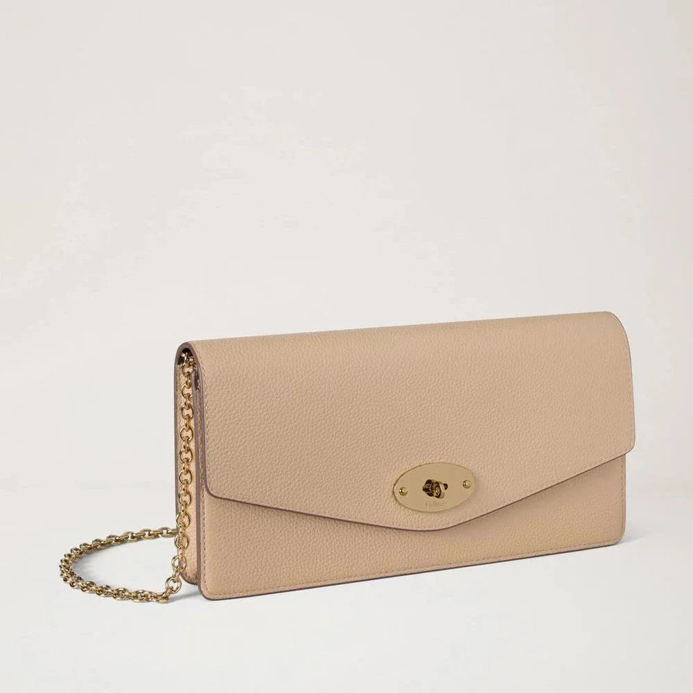 Mulberry Darley Clutch Crumpet Small Classic Grain toont een lichtbeige clutch van reliëfleer met gouden kettingriem, model RL8971/205W577.