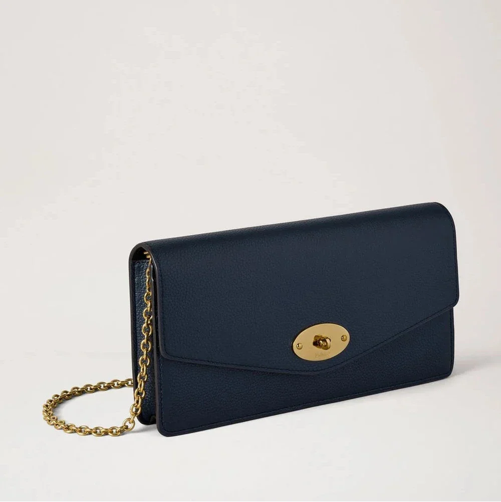Mulberry Darley Clutch Small Classic Grain Night Sky afgebeeld in donkerblauw leer met gouden ketting, model RL8971/205U888