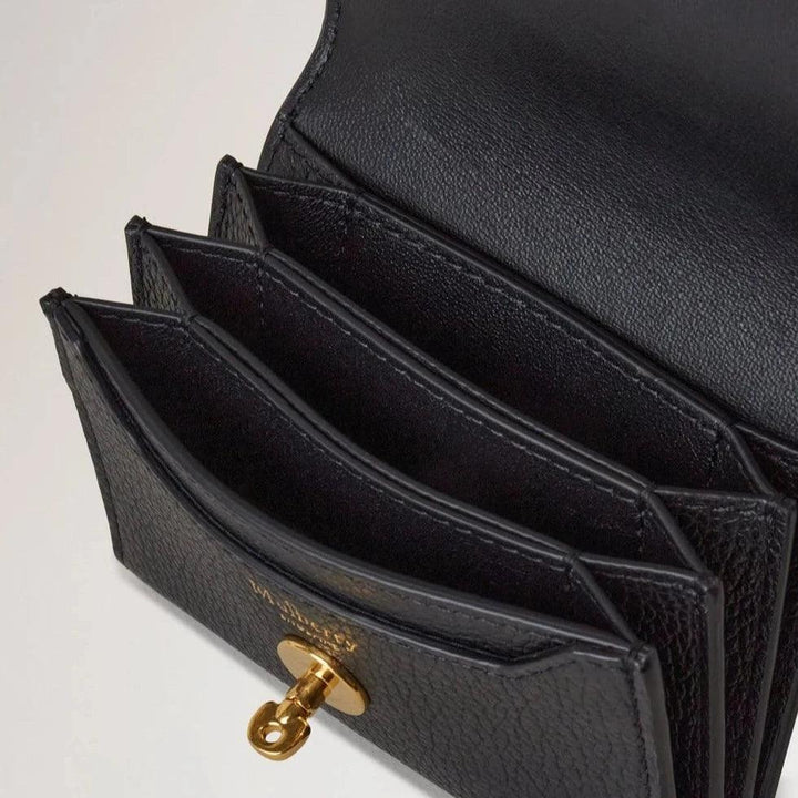 Mulberry Darley Concertina Wallet Small Classic Grain Black heeft een ruim zwart lederen interieur met gouden details. ModelRL8064205A100.