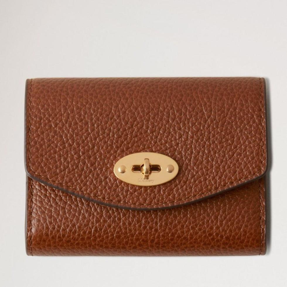 Mulberry Darley Concertina Wallet Small Classic Grain Oak, bruin lederen portemonnee met goudkleurige gesp. ModelRL8284552G110.